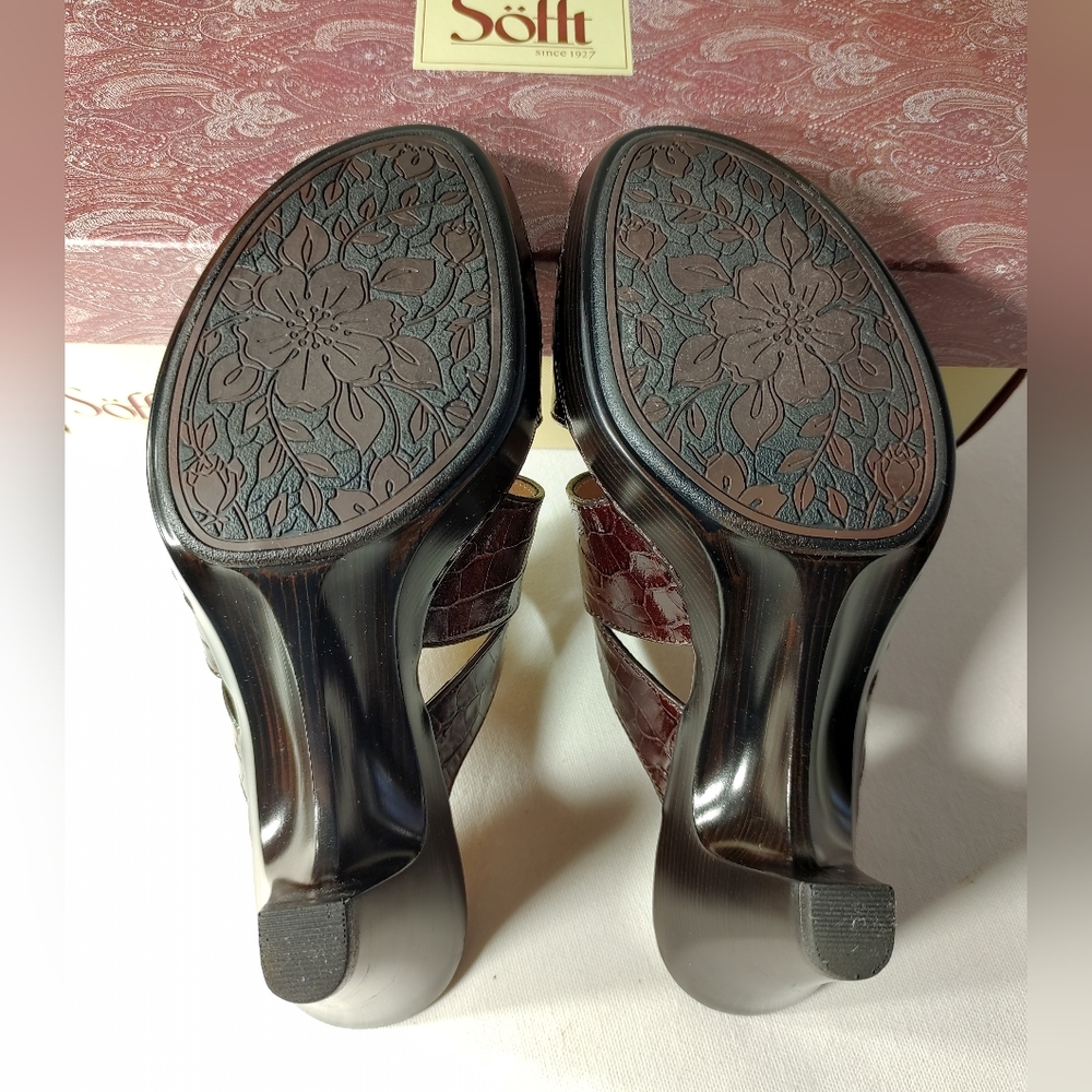 SOFFT Brown Croc Embossed Sandals - Picture 4 of 7